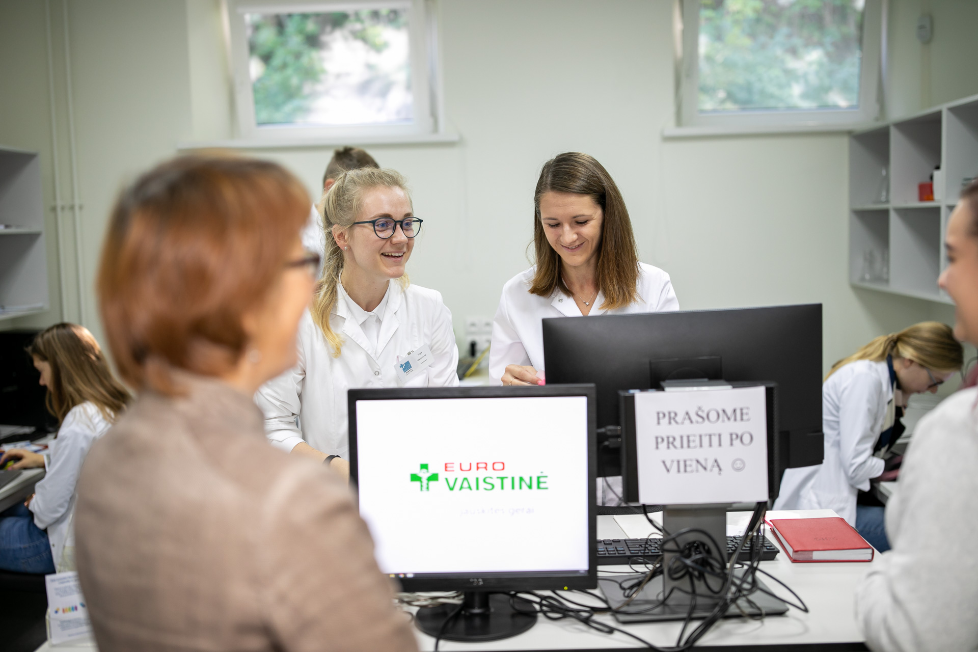 VU Medicinos fakultete Farmacijos penktakursiai dirba simuliacinėse vaistinėse