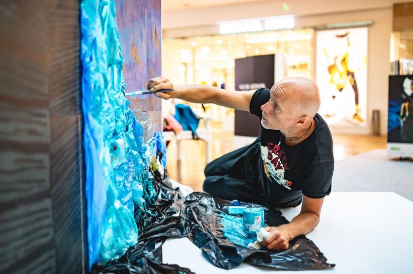 Naujausioje Algio Kriščiūno meninėje instaliacijoje – šiukšlės, Gretos Thunberg citata ir prasminga žinutė