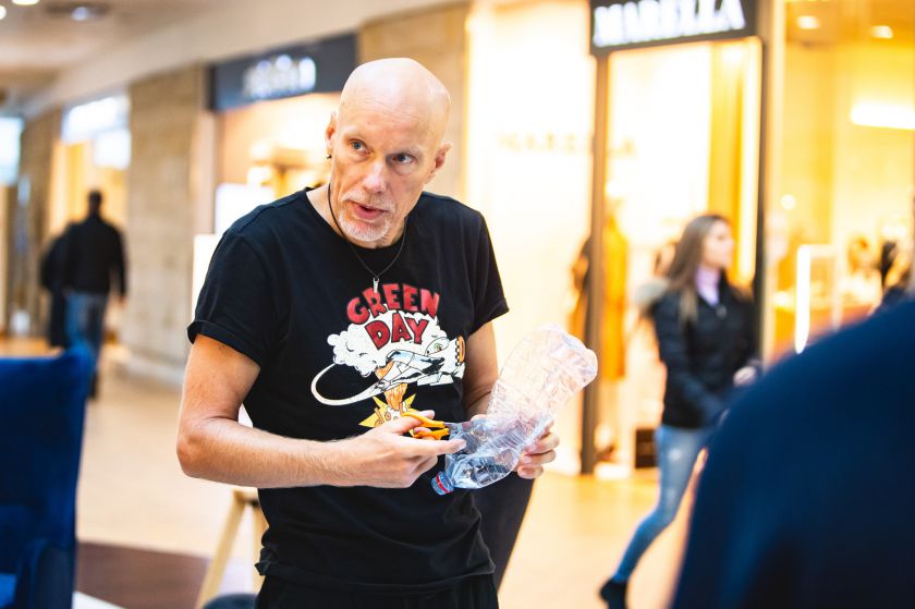 Naujausioje Algio Kriščiūno meninėje instaliacijoje – šiukšlės, Gretos Thunberg citata ir prasminga žinutė