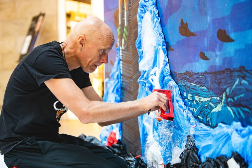 Naujausioje Algio Kriščiūno meninėje instaliacijoje – šiukšlės, Gretos Thunberg citata ir prasminga žinutė