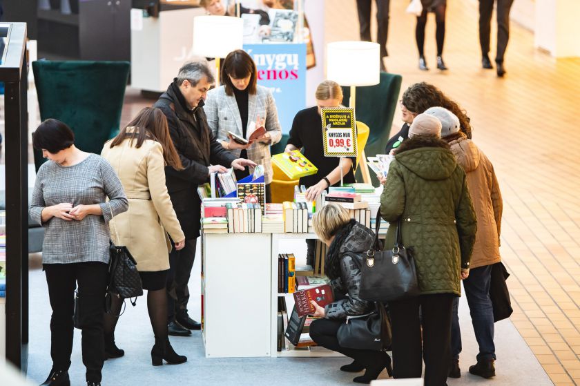 Naujausioje Algio Kriščiūno meninėje instaliacijoje – šiukšlės, Gretos Thunberg citata ir prasminga žinutė