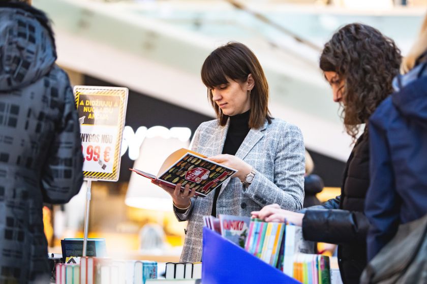 Naujausioje Algio Kriščiūno meninėje instaliacijoje – šiukšlės, Gretos Thunberg citata ir prasminga žinutė