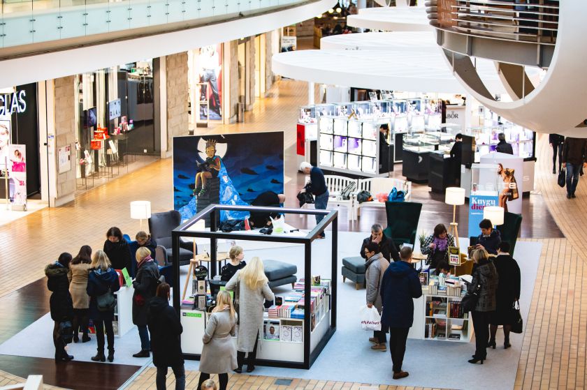 Naujausioje Algio Kriščiūno meninėje instaliacijoje – šiukšlės, Gretos Thunberg citata ir prasminga žinutė