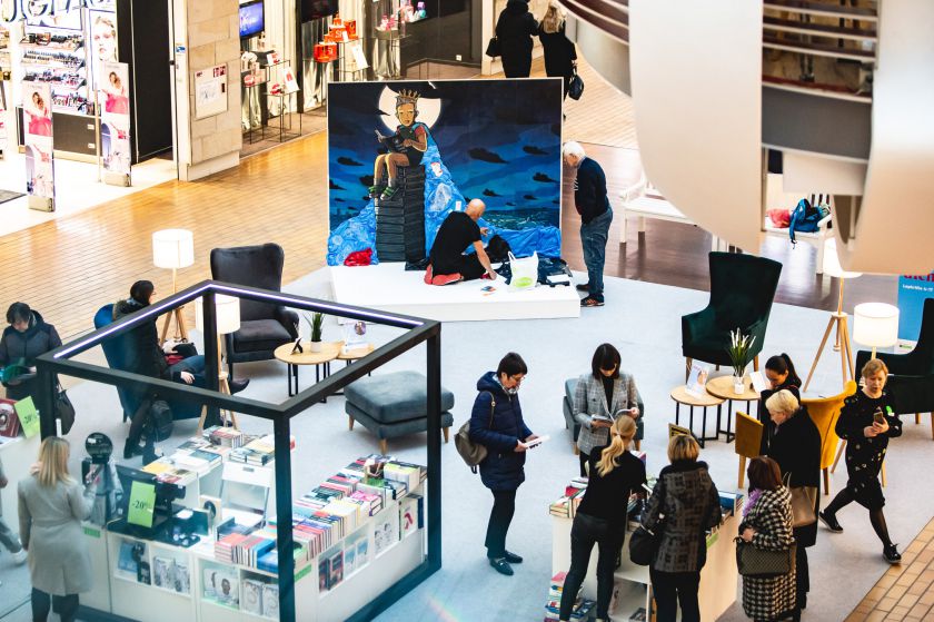 Naujausioje Algio Kriščiūno meninėje instaliacijoje – šiukšlės, Gretos Thunberg citata ir prasminga žinutė