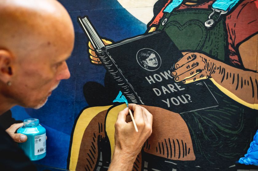 Naujausioje Algio Kriščiūno meninėje instaliacijoje – šiukšlės, Gretos Thunberg citata ir prasminga žinutė