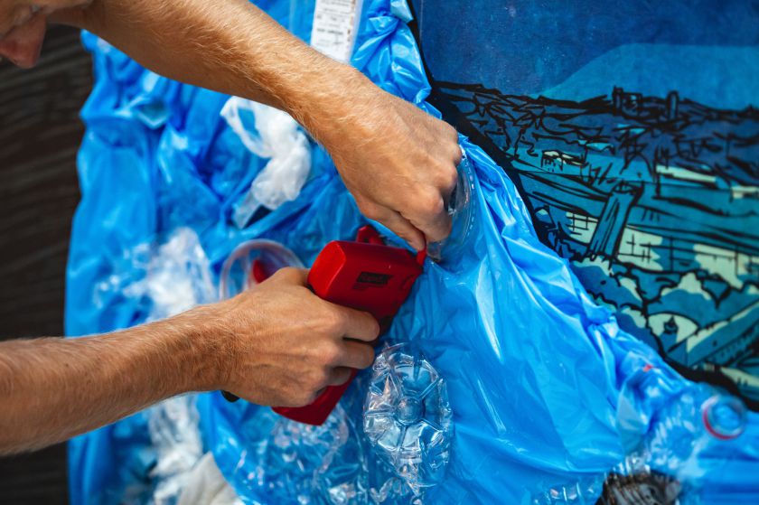 Naujausioje Algio Kriščiūno meninėje instaliacijoje – šiukšlės, Gretos Thunberg citata ir prasminga žinutė