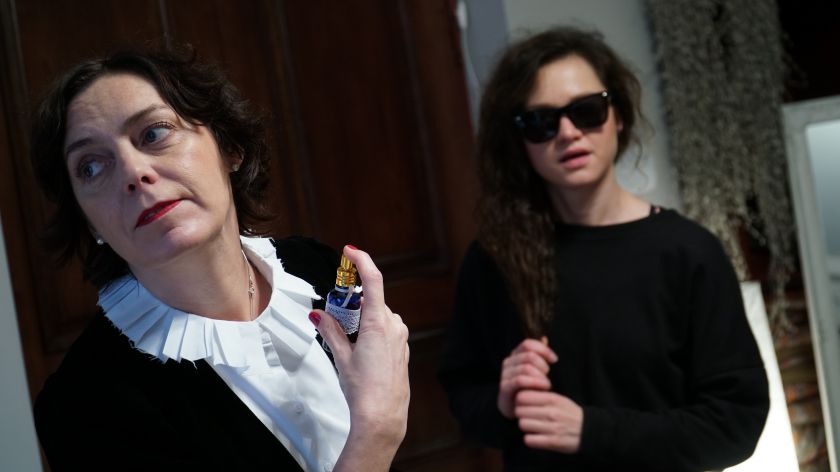 Gundymai žiūrovų juslėms: kaip kvepia spektaklis „Pavojingi ryšiai“?