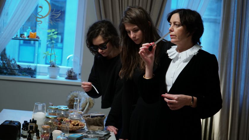 Gundymai žiūrovų juslėms: kaip kvepia spektaklis „Pavojingi ryšiai“?