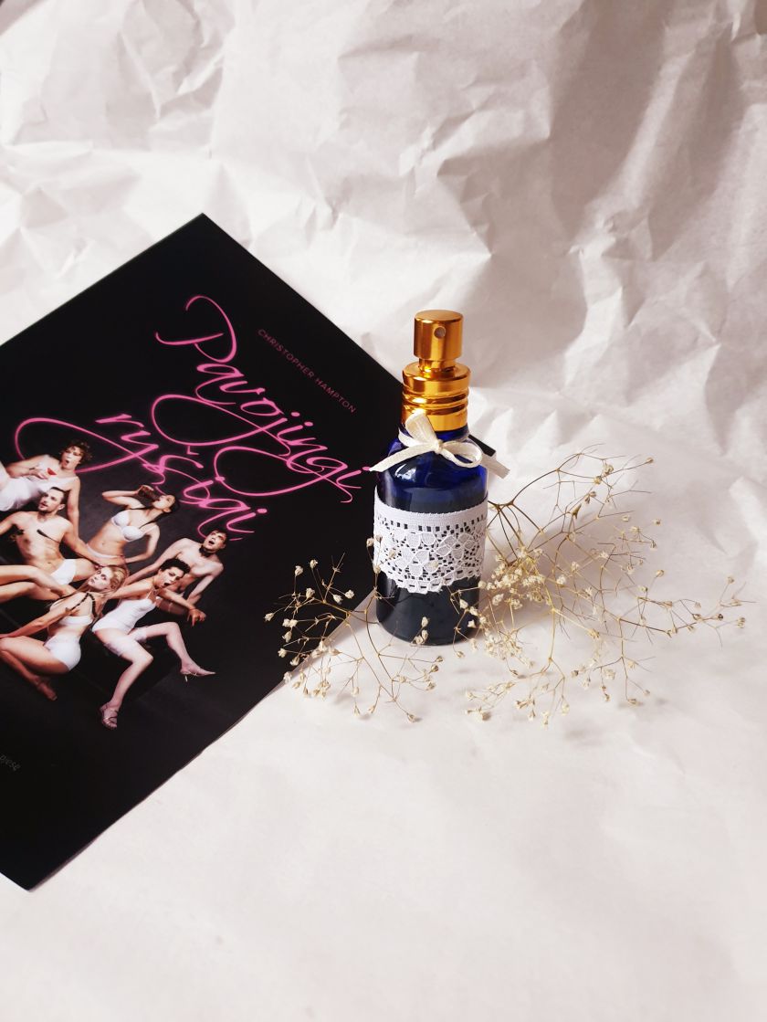 Gundymai žiūrovų juslėms: kaip kvepia spektaklis „Pavojingi ryšiai“?