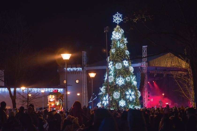 Tauragė įžiebė Kalėdų eglę: po įspūdingos pradžios pradedamas nemokamų renginių maratonas