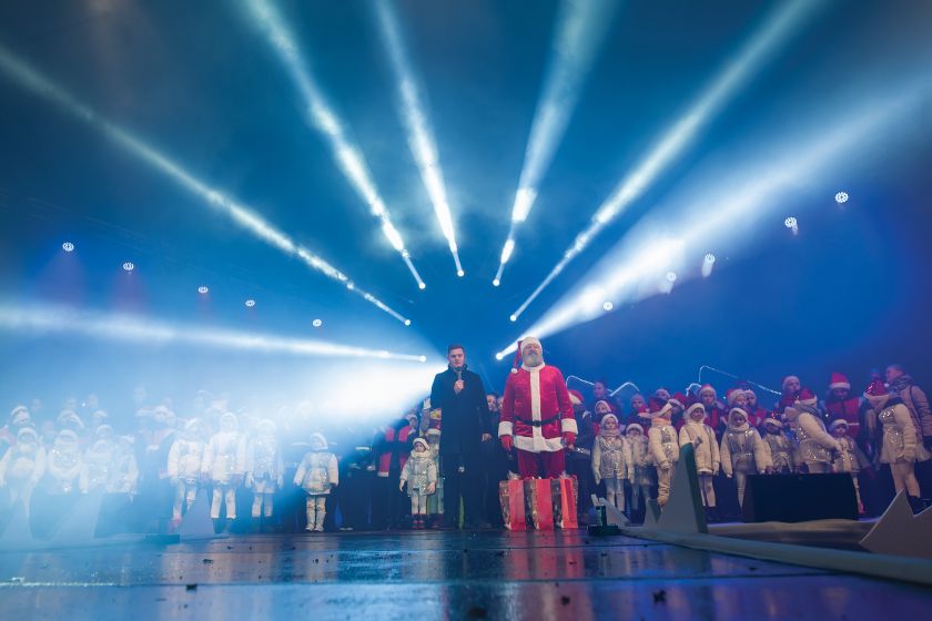 Tauragė įžiebė Kalėdų eglę: po įspūdingos pradžios pradedamas nemokamų renginių maratonas