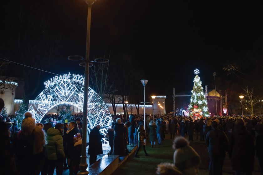 Tauragė įžiebė Kalėdų eglę: po įspūdingos pradžios pradedamas nemokamų renginių maratonas
