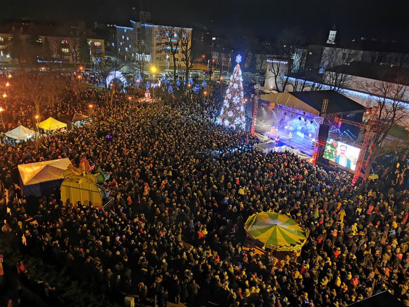 Tauragė įžiebė Kalėdų eglę: po įspūdingos pradžios pradedamas nemokamų renginių maratonas