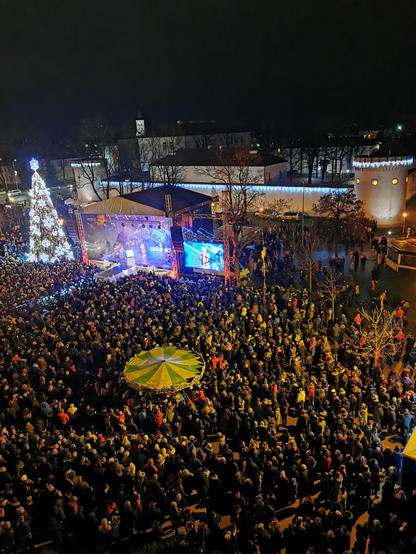 Tauragė įžiebė Kalėdų eglę: po įspūdingos pradžios pradedamas nemokamų renginių maratonas