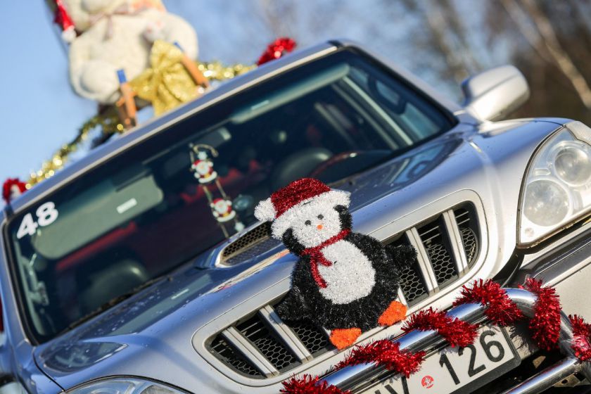 „Kalėdiniame ralyje“ – briedžiai, fėjos, nykštukai ir spalvingi automobiliai