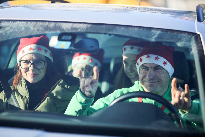 „Kalėdiniame ralyje“ – briedžiai, fėjos, nykštukai ir spalvingi automobiliai