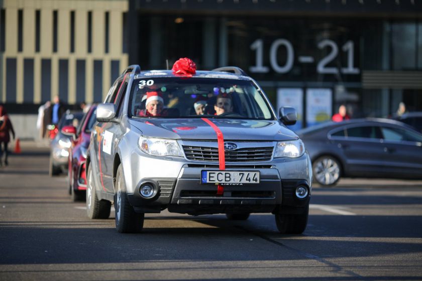 „Kalėdiniame ralyje“ – briedžiai, fėjos, nykštukai ir spalvingi automobiliai