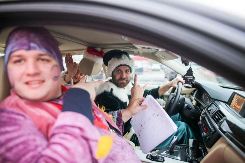 „Kalėdiniame ralyje“ – briedžiai, fėjos, nykštukai ir spalvingi automobiliai