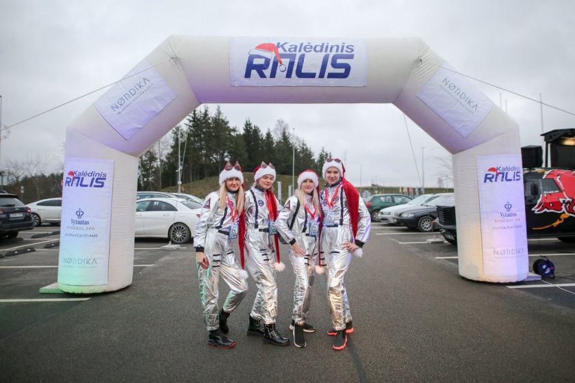 „Kalėdiniame ralyje“ – briedžiai, fėjos, nykštukai ir spalvingi automobiliai