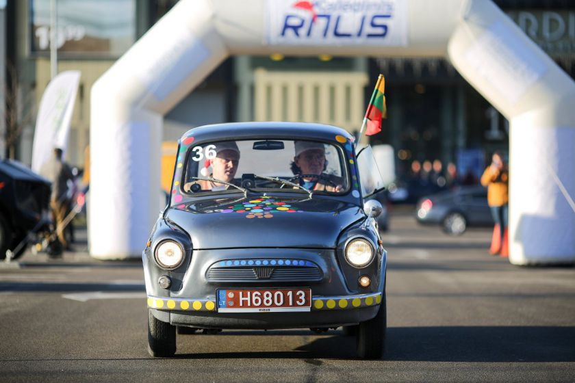 „Kalėdiniame ralyje“ – briedžiai, fėjos, nykštukai ir spalvingi automobiliai