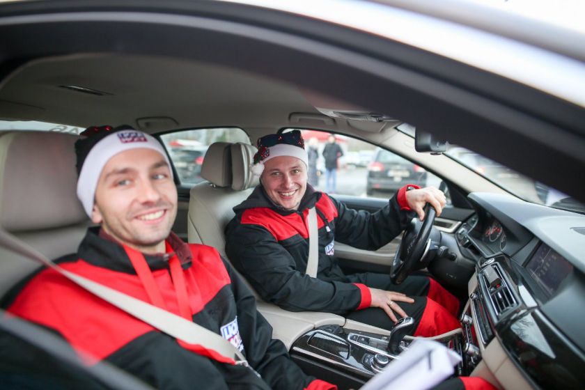 „Kalėdiniame ralyje“ – briedžiai, fėjos, nykštukai ir spalvingi automobiliai