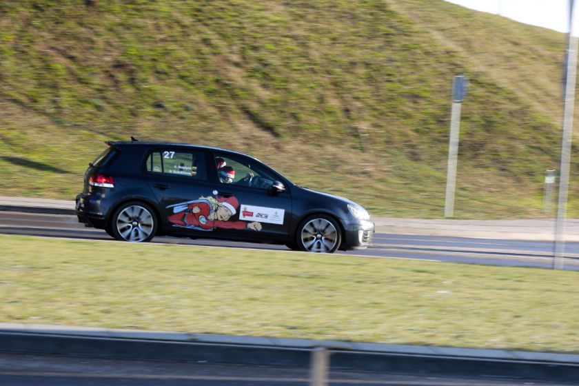 „Kalėdiniame ralyje“ – briedžiai, fėjos, nykštukai ir spalvingi automobiliai