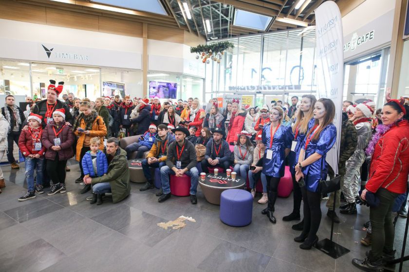 „Kalėdiniame ralyje“ – briedžiai, fėjos, nykštukai ir spalvingi automobiliai