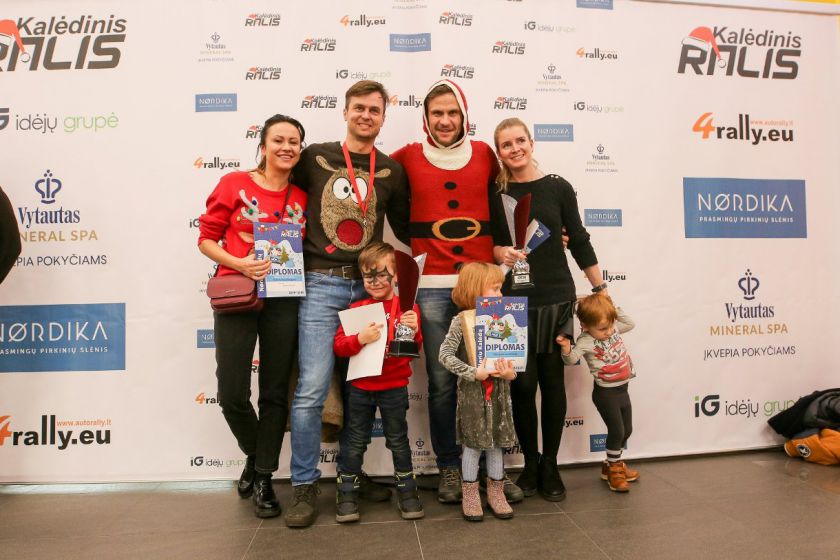 „Kalėdiniame ralyje“ – briedžiai, fėjos, nykštukai ir spalvingi automobiliai