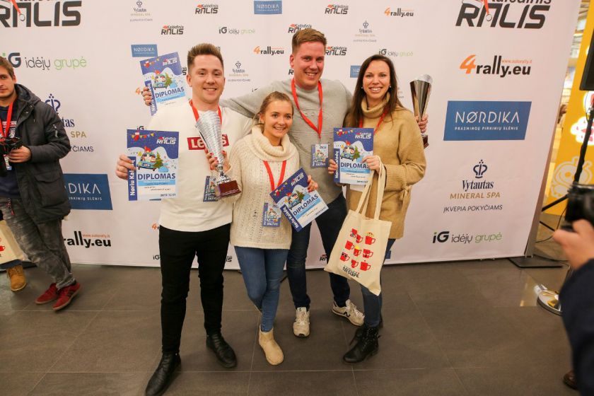 „Kalėdiniame ralyje“ – briedžiai, fėjos, nykštukai ir spalvingi automobiliai