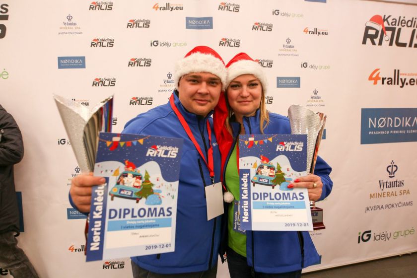 „Kalėdiniame ralyje“ – briedžiai, fėjos, nykštukai ir spalvingi automobiliai