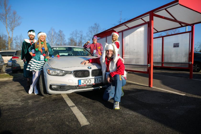„Kalėdiniame ralyje“ – briedžiai, fėjos, nykštukai ir spalvingi automobiliai