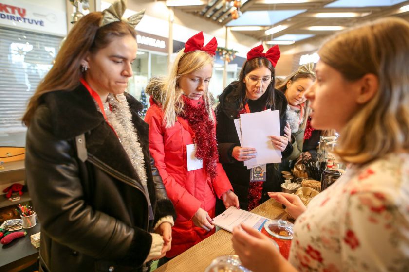 „Kalėdiniame ralyje“ – briedžiai, fėjos, nykštukai ir spalvingi automobiliai