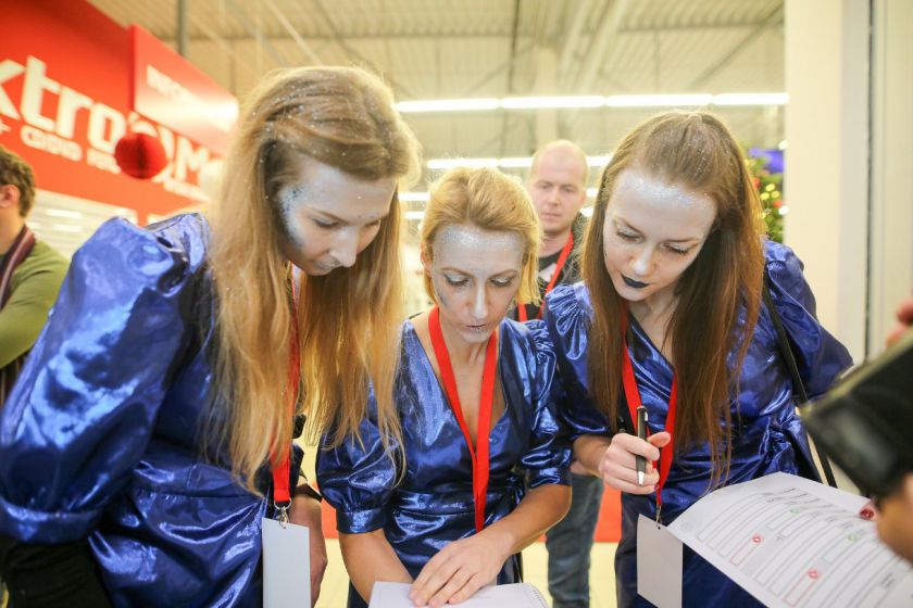 „Kalėdiniame ralyje“ – briedžiai, fėjos, nykštukai ir spalvingi automobiliai