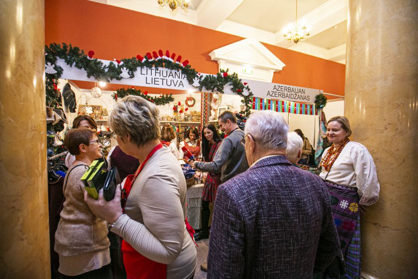 Vilniuje duris atvėrė kasmetinė Tarptautinė Kalėdų labdaros mugė