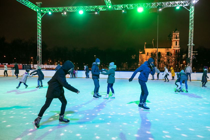 Lukiškių aikštėje čiuožinėjo jau 29 tūkstančiai – čiuožykla veiks iki Kovo 11-osios