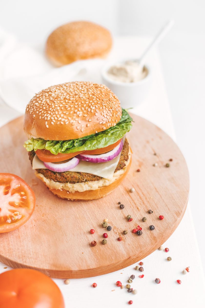 Mėsainių dvikova – vegetariškas ar mėsingas? 4 taisyklės ir 2 receptai