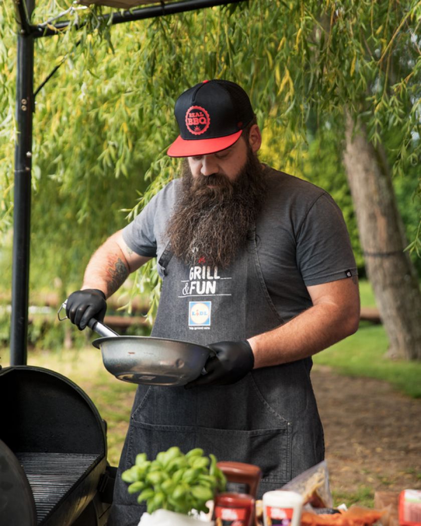 Šefas V. Blauzdavičius: apie tai, kokie marinatai labiausiai tinka kepant mėsą grilyje vasarą