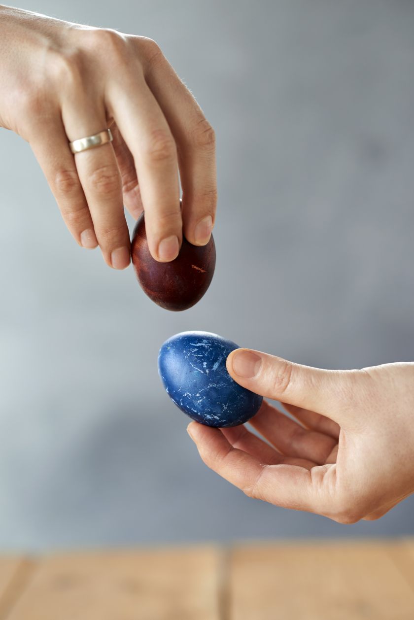 Pasiruoškite tvarioms Velykoms: daugelio dar neišbandyti kiaušinių marginimo būdai su raudonuoju kopūstu, kava ar sultimis