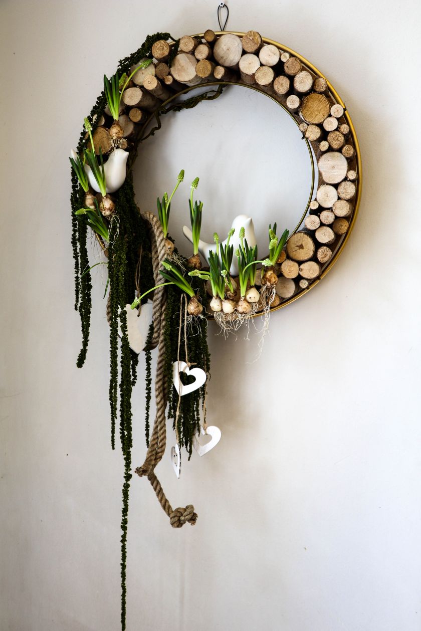 Floristė moko, kaip patiems pasigaminti pavasarinę namų puošmeną – pakabinamą vainiką (video)