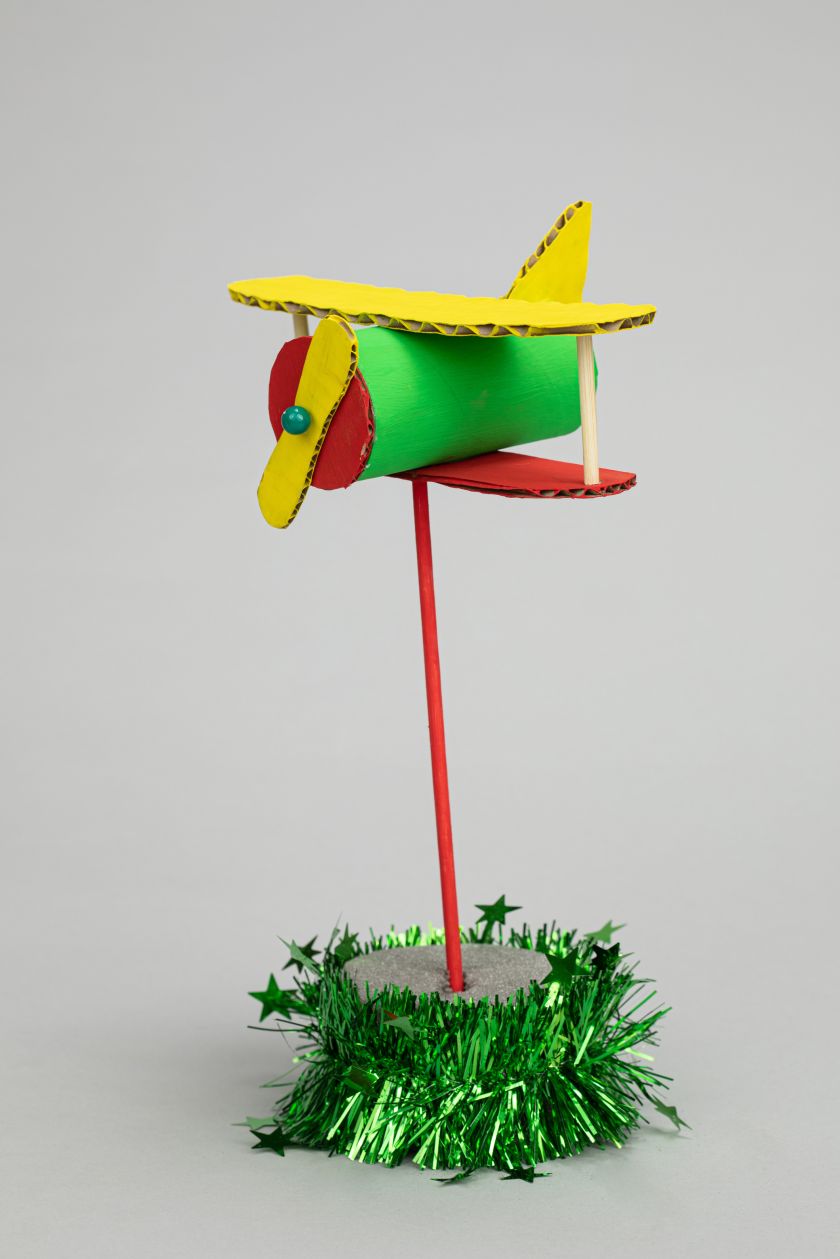 Kovo 11-osios proga siūlo drauge su vaikais pasigaminti lėktuvėlį Lietuvai iš to, ką turite namuose