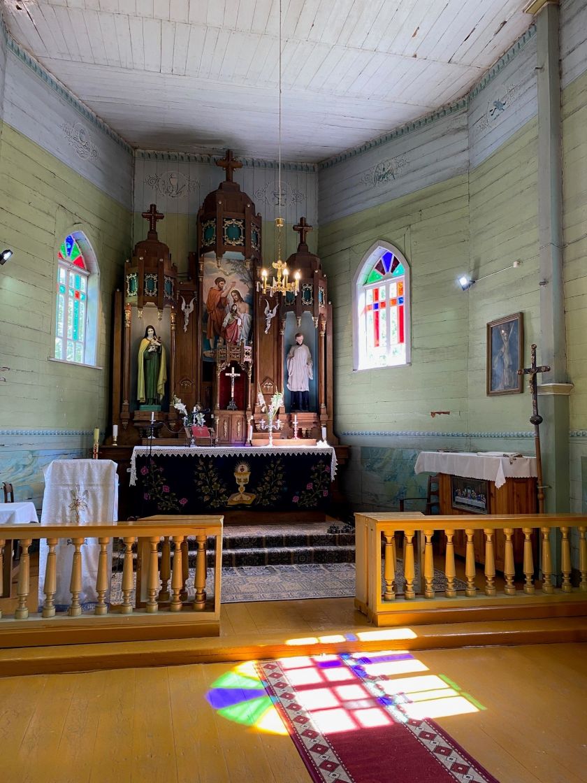 
Butkiškės bažnytėlė – medinės architektūros perlas, nustebinęs ypatingais atradimais                