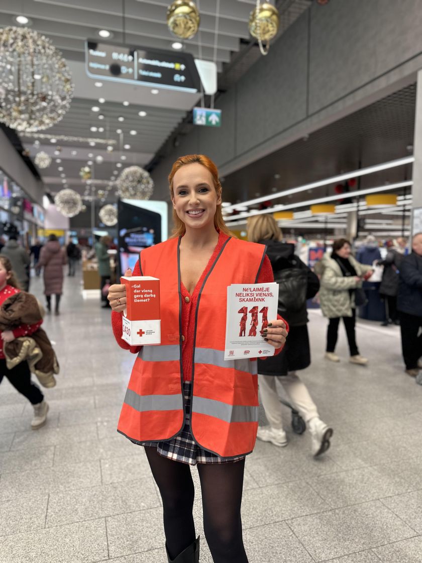 
Nuomonės formuotoja Viktorija Šaulytė-Mockė praeivius kvietė aukoti geriems darbams                