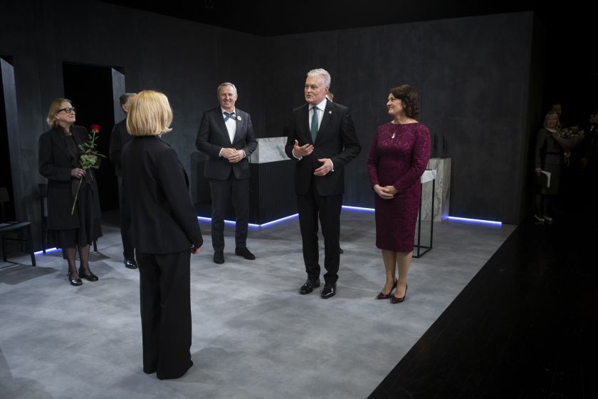 
Aktorę Jūratę Onaitytę po spektaklio „Kai mes būsim jauni“ pasveikino Lietuvos prezidentas ir pirmoji ponia                