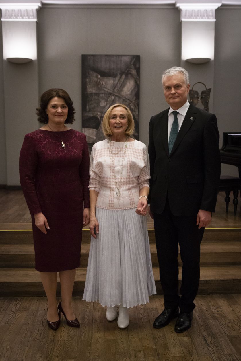 
Aktorę Jūratę Onaitytę po spektaklio „Kai mes būsim jauni“ pasveikino Lietuvos prezidentas ir pirmoji ponia                