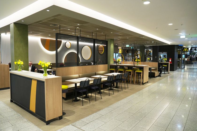 Modernizuotas „McDonald‘s“ restoranas Vilniaus „Akropolyje“ išsiskiria nauja interjero koncepcija ir siūlo daugiau vietos lankytojams