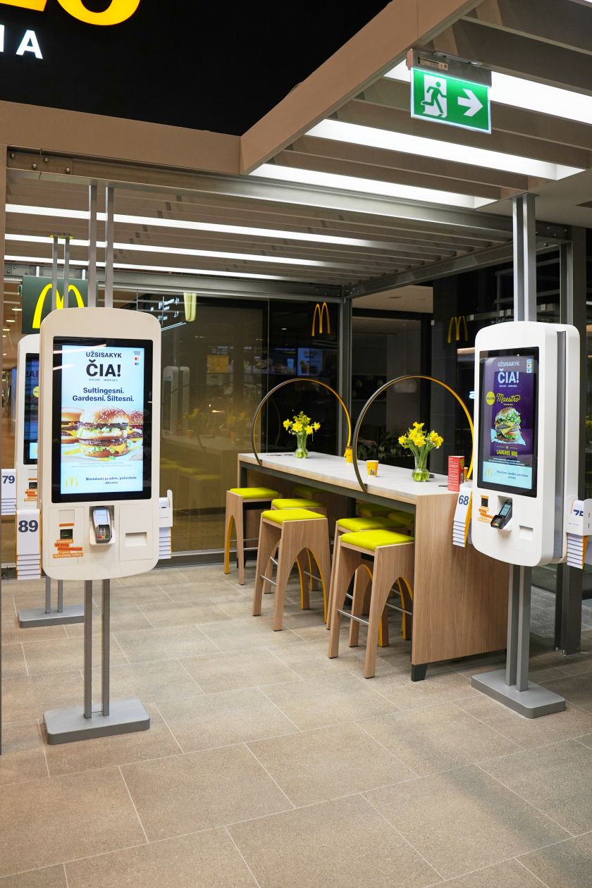 Modernizuotas „McDonald‘s“ restoranas Vilniaus „Akropolyje“ išsiskiria nauja interjero koncepcija ir siūlo daugiau vietos lankytojams