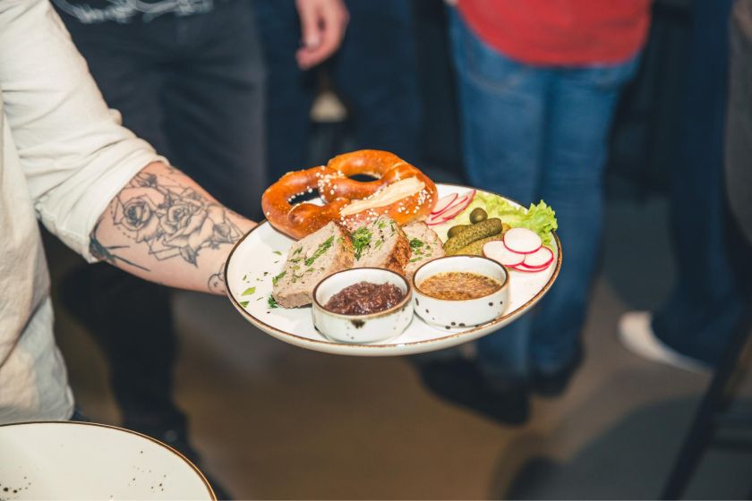 
Bavariškas savaitgalis Kaune – karališkosios šeimos receptų įkvėpta virtuvė ir šokiai pagal tradicines vokiškas melodijas                