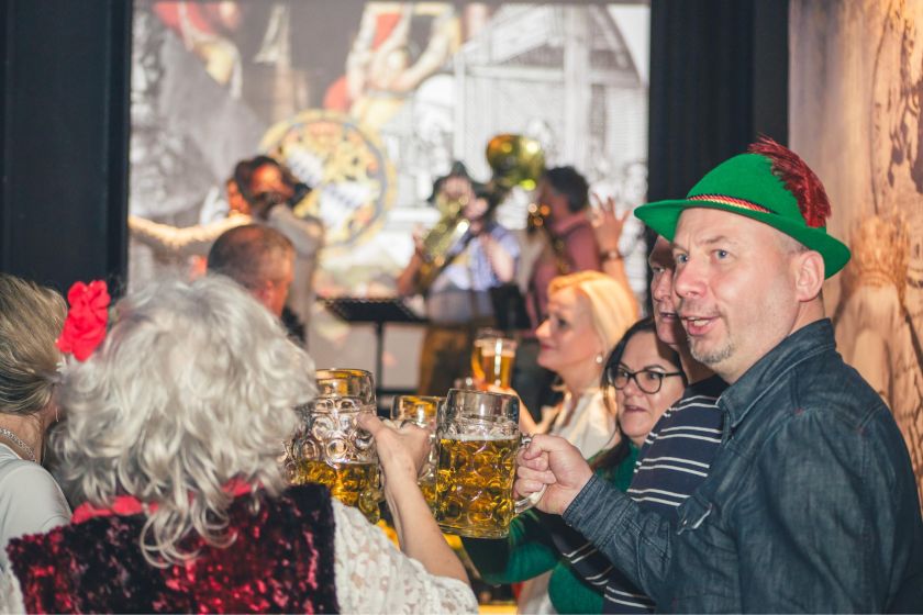 
Bavariškas savaitgalis Kaune – karališkosios šeimos receptų įkvėpta virtuvė ir šokiai pagal tradicines vokiškas melodijas                