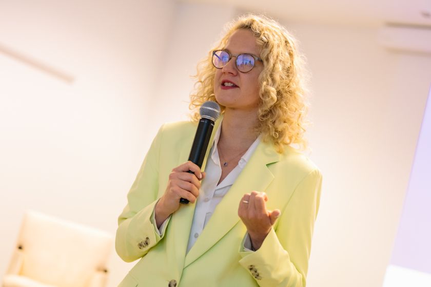 
„Women Go Tech” tyrimas, remiamas „Google.org“ ir ESBO: net 61% moterų Vidurio ir Rytų Europoje nori gilintis į dirbtinio intelekto galimybes – organizacija apmokys 20 000 moterų                