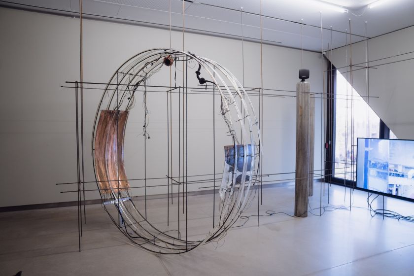 
Naujoje MO parodoje – nuo savipagalbos praktikų iki sąmokslo teorijų                